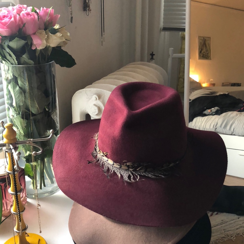 Wide brim Scala hat with feather accent